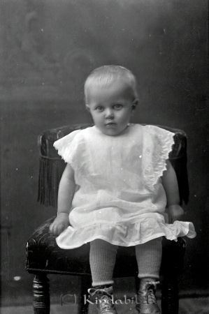 Hugo Jonsson  Räfshult  Hycklinge
godj
Hugo Jonsson  Räfshult  Hycklinge

raja
Dotter till trävaruhandlare Hugo och Anna Johnsson. De hade fyra flickor: Karin, Nargareta, Birgitta och Kerstin.
Hugo Johnsson innehade Rävshults Såg med 8 anställda.
Tillverkning i huvudsak sågade trävaror för export.
Källa: Sv Bebyggelse 
Källa: Gerd Pettersson

Nyckelord: Jonsson Räfshult
