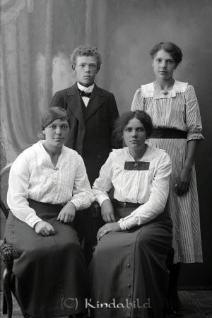 Edith Andersson  Arnebo  Kisa
godj
Edith Andersson  Arnebo  Kisa
Grupporträtt med tre kvinnor och en man
Nyckelord: Andersson Arnebo
