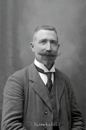 C E Lindvall  Kjettestorp
godj
C E Lindvall  Kjettestorp

raja
Karl Edvard Lindvall född 1872 i Linneryd Kronobergs län. Skollärare i Kjettestorp.
Han var gift med Hilda Kristina Karlsson född 1872 i Linneryd, Kronbergs län.

Barn:
Karl Einar född 1901 i Kisa
Dagmar Vivi född 1905 i Kisa
Berta Axia född 1906 i Kisa.
Ingegerd Margit Lovisa född 1912 i Kisa
Källa: Folkräkning
Källa: Gerd Pettersson 
 

Nyckelord: Lindvall Kjettestorp