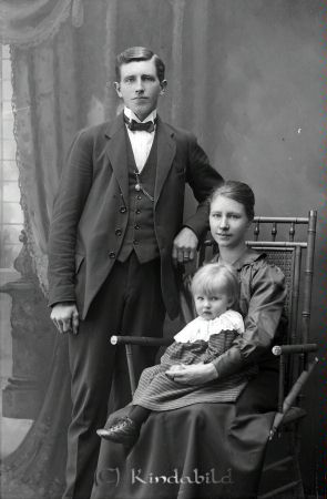 Konrad Pettersson  Kölefors
godj
Konrad Pettersson  Kölefors
Grupporträtt med en man en kvinna ett barn

raja
Min mormor Karin och morfar Konrad och min mamma Elly 
Källa: rego
Nyckelord: Pettersson Kölefors