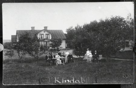 David Johansson  Lundagård  Verfveln
godj
David Johansson  Lundagård  Verfveln
Grupporträtt med 10 personer på uteplatsen framför bostadshuset Lundagård
Nyckelord: Johansson Lundagård