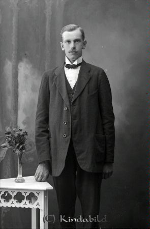 Erhard Dahlgren  Brunebo  Horn
godj
Erhard Dahlgren  Brunebo  Horn

raja
Gustaf Erhard född 1891 i Västra Eneby. Son till torparen i Björkelund Carl Gustav George Dahlgren och Maria Lovisa Gustafsson, bördig från Horn. 
Källa: Gerd Pettersson

Nyckelord: Dahlgren Brunebo