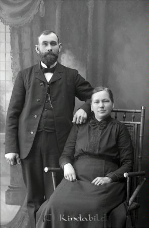 A V Nilsson  Gatekulla  Nykil
godj
August Vilhelm Nilsson  Skogstorp (f.d. grenadiertorp) under Gatekulla  Nykil
Grupporträtt med en man och en kvinna
Nyckelord: Nilsson Gatekulla