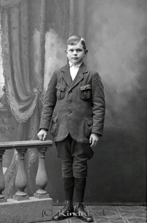 Sixten Jonsson  Korpklef  Kisa
godj
Sixten Jonsson  Korpklef  Kisa

raja
Sixten Jonsson född 1907 i Tjärstad. Son till stationsföreståndaren Klas Osvald Jonsson född 1878 i Oppeby och gift 1903 med Elin Maria Karlsson född 1879 i Vist. Han tog sig namnet Vilin och dog 1992 i Loftahammar.
Källa: Kyrkoarkiv Kisa och sv dödbok 
Källa: Gerd Pettersson 

Nyckelord: Jonsson Korpklef