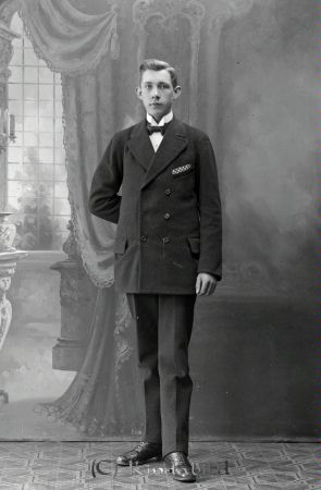 Olle Eriksson  Talsebo  Hycklinge
godj
Olle Eriksson  Talsebo  Hycklinge

raja
Son till Gustaf Eriksson, Talsebo. De var tre syskon Olle, Erik och Anna.
Olle var gift med Anna och hade barnen Ingegärd och Karin.
Källa: Sv Bebyggelse. 
Källa: Gerd Pettersson

Nyckelord: Eriksson Talsebo