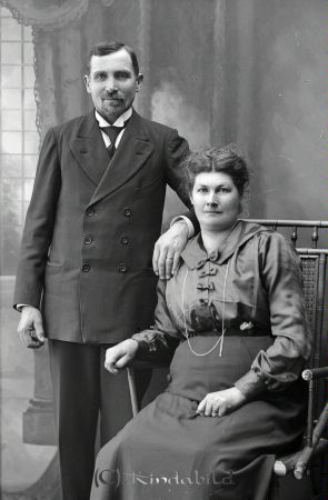 Karl Jonsson  Aska  Hägerstad
godj
Karl Jonsson  Aska  Hägerstad
Grupporträtt med en man och en kvinna

raja
Hemmansägare Karl Axel Jonsson född 1872 i Kättilstad och hans hustru Anna Lovisa Alida Svensson född 1877 i Ulrika. Familjen bodde i Aska Lillgård, dit de kom från Landeryd 1915.
Källa: Församlingsbok Hägerstad 
Källa: Gerd Pettersson

Nyckelord: Jonsson Aska