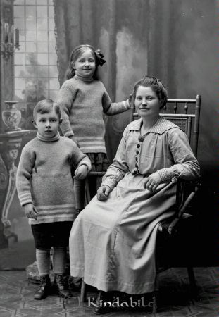 Fru Lyfvén  Kisa
godj
Fru Lyfvén  Kisa
Grupporträtt med en kvinna och två barn

raja
Elin Lyfvén född 1884 med sonen Tage född 1911 och dottern Asta Mary Elisabet född 1913. 
Källa: Gerd Pettersson

Nyckelord: Lyfvén Kisa