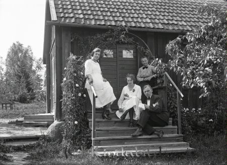 Grupporträtt med 3 kvinnor 1 man framför hus
godj
rupporträtt med 3 kvinnor 1 man framför hus
Nyckelord: Grupporträtt