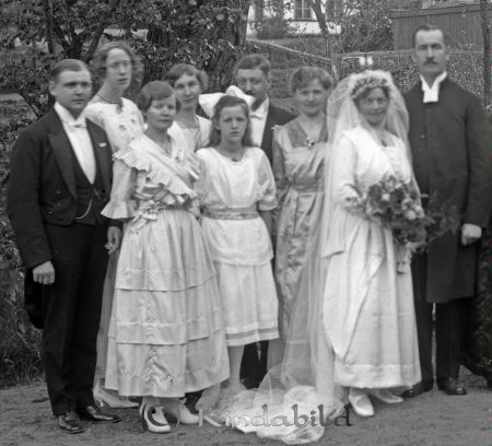 Brudpar med 7 gäster i landskap
godj
Brudpar med 7 gäster i landskap   del av foto
Nyckelord: Brudpar