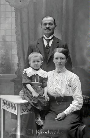 Karl Jakobsson  Sälldefall
godj
Karl Jakobsson  Sälldefall
Grupporträtt med en man en kvinna ett barn
gepe
Karl Gustaf Jakobsson med hustru  Elsa Maria och dottern Linnea Maria Viola född 1916.
Nyckelord: Jakobsson Sälldefall