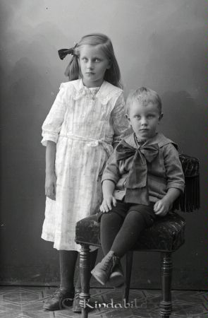 Anna Andersson Kjusebo  Ulrika
godj
Anna Andersson Kjusebo  Ulrika
Grupporträtt med två barn

raja
Barnen Vega Mirjam Laura född 1914 och Karl Ivar Tage född 1917 i Kisa.
Källa: Kyrkoarkiv Kisa 
Källa: Gerd Pettersson

Nyckelord: Andersson Kjusebo