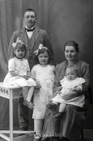 Albin Nilsson  Lögefall
godj
Albin Nilsson  Lögefall
Grupporträtt med en man en kvinna och tre barn

raja
Albin och Maria Nilsson, Lögefall, Horn med barn. Maria från Hökhult, Horn. Maria är dotter till Axel och Hulda Pettersson, Hökhult, Horn. Barn fr.v. Gunhild, Maja och Iris. 
Källa: Tommy Karlsson
Nyckelord: Nilsson Lögefall