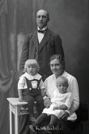 Helmer Andersson  Rothult
godj
Helmer Andersson  Rothult
Grupporträtt med en man en kvinna och två barn

raja
Helmer och Ellen med sina tvillingar Olle och Gullan 
Källa: historieintresserad
Nyckelord: Andersson Rothult