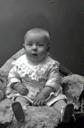 Gunnar Karlsson  Wimantorp
godj
Gunnar Karlsson  Wimantorp

raja
Ingvar Karlsson, senare Kindesjö, son till Gunnar Karlsson, Vimantorp, och hans maka Tora, född Isaksson, Årteflod 
Källa: Ingmar

Nyckelord: Karlsson Wimantorp
