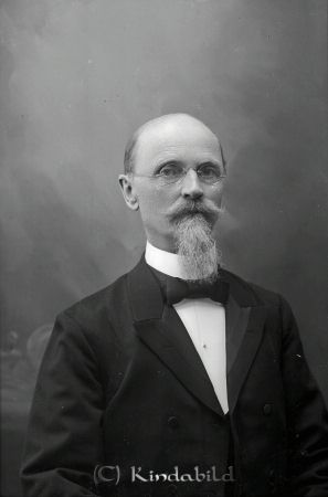 Kantor Clarin  Tidersrum
godj
Kantor F W Clarin  Tidersrum
gepe
Fredrik Wilhelm Clarin, född 1853 i Häradshammar Östergötland.
Han hade en dotter Constance Eugenia (Kajsa) född 1899 i Tidersrum som gifte sig med konstnären Gösta Wesström i Kisa. 1919 flyttade han från Tidersrum till Kisa och bodde där 1930 enl Folkräkningen.
F W Clarin död 1948 i Linköping

Källa: Studiegruppen hembygdsgården 
Nyckelord: Clarin Tidersrum