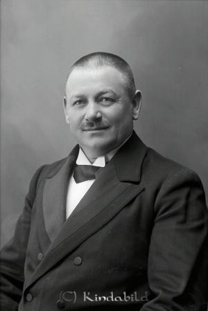 A J Andersson  Kisa
godj
A J Andersson  Kisa

raja
Kommunalnämndens ordförande 1896-1916.
Fadern C J Andersson hade samma befattning 1876-1895. 
Källa: Gerd Pettersson


Nyckelord: Andersson Kisa