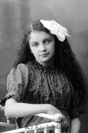 Margit Stahre
raja
Fotograf Stahres dotter Margit.Hon gifte sig med verkmästare Ernst Åberg. 
Källa: bema
Nyckelord: Stahre Kisa