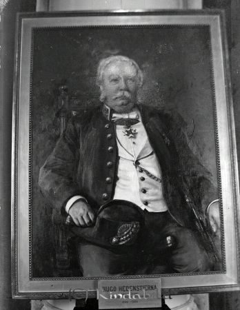 Hugo Hedenstierna
raja
Häradshövding Fredrik Axel Hugo Hedenstierna, Kisa.
Född i Jönköping 1836-10-13. 1860 hovrättsexamen.
1880-1907 var han häradshövding i Kinda och Ydre domsaga.
Initiativtagare till �?stra Centralbanans tillkomst - invigdes 1902.
Han var kommunalstämmans ordförande 1883-1902. 
Död i Stjärnebo Kisa 1916-11-12
Källa: Gerd Pettersson

Nyckelord: Hedenstierna Kisa