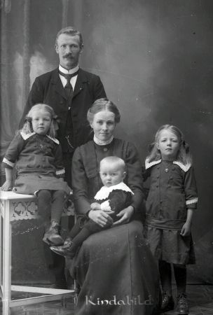 Anders Patriksson Tidersrum
raja
Smeden Anders Patriksson med hustru Arvida Karlsson, Lindsberg, Tidersrum. 
Källa: Gerd Pettersson

raja
Samt de tre äldsta (9 inalles) Ellen, Edit samt Carl.
Källa: Sv Bebyggelse.
Källa: Gerd Pettersson

Nyckelord: Patriksson Tidersrum