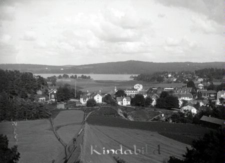 Kindavyer
raja
Utsikt från Kisa kyrktorn. Till vänster syns Ordenshuset, mitt i bild syns fastugheten Svea, byggt 1902.
Källa: Gerd Pettersson

Nyckelord: Kindavyer