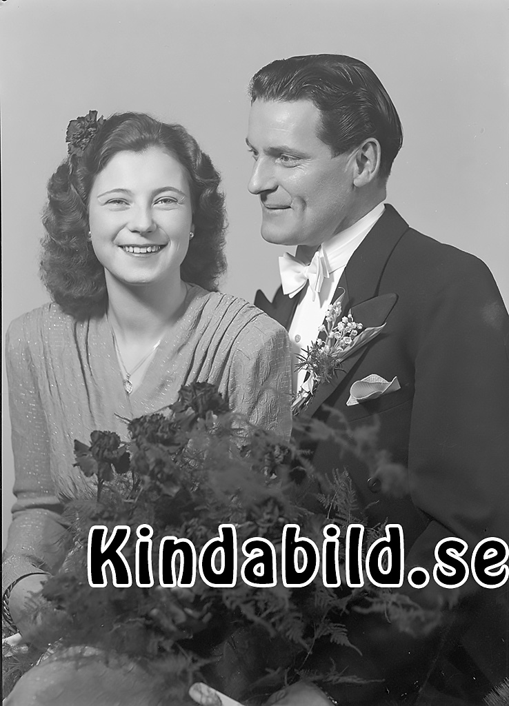 Withell Eklunds Kisa
raja
Brudpar

raja
Karl Erik Withell född 1908 i Linköping och Eva Maj-Gret född 1921 i Tjärstad. Withell var verkmästare på Eklunds Kappfabrik,
Maj-Gret var dotter till Emil och Signe Andersson.
Syskon: Holger född 1911 i Kisa. Han arbetade som målare,
Sven Gustaf Adolf född 1918 i Kisa.
Källa: Folkräkning 1860-1947 
Källa: Gerd Pettersson


Nyckelord: Withell Kisa