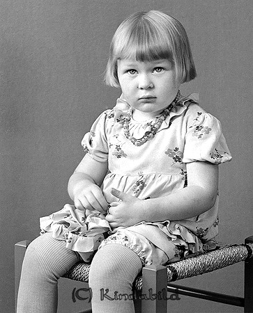 Hjördis Forsén Kjettestorp Kisa
raja
Liten flicka klädd i blommig klänning.  

raja
Inger Gunnel Viola född 1934. dotter till Sigurd och Hjördis Forsén från Smedjan Pinnarpsbadens växel.
1970 bodde hon i Vimmerby gift med Karl Gunnar Ivan Nilsson från Tjärstad. Två barn Liselott och Mikael.
Källa. Kyrkoarkiv Kisa 
Källa: Gerd Pettersson

Nyckelord: Forsén Kisa