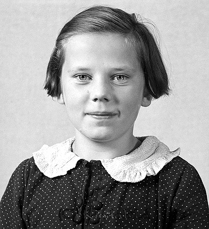 Inga-Lisa Dahlberg Kisa
raja
Flicka klädd i vitprickig klänning med ljus krage

raja
Inga-Lisa Dalberg var född 1924 i Kisa, dotter till änkan Anny Ottilia Dalberg född Svensson i Djursdala 1877. Änka 1930.
Barn: Edit Viola född 1913 i Kisa
Sven Hugo född 1916 i Kisa
Anna Britta född 1919 i Kisa
Inga-Lisa flyttade till Åtvidaberg 1943. Hon gifte sig 1946 med en Dahlgren och dog 1959 i Åtvid.
Källa: Kyrkoarkiv Kisa och Sv dödbo 
Källa: Gerd Pettersson

Nyckelord: Dahlberg Kisa
