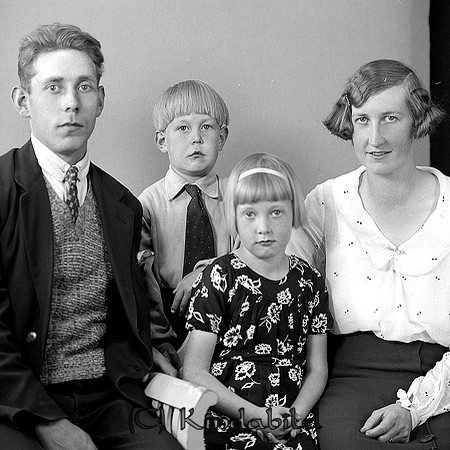 Helmer Franzén Gräverum Västra Eneby
raja
Far och mor med sina barn

raja
Axel Helmer Franzén född 1909 i Kisa och Ebba Ingeborg född 1906 i Tuna.
 Barnen Ingegerd (gift med Kurt Johansson från Slätmon) och Göte.
 Källa: Studiegruppen hembygdsgården 
Nyckelord: Franzén Västra Eneby