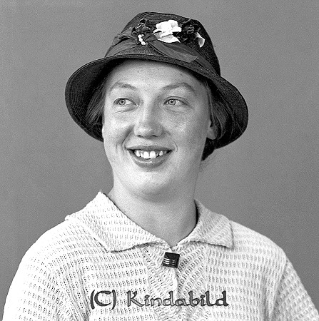 Ingegerd Andersson Bäck Kisa
raja
Kvinna klädd i ljus blus och hatt på huvudet    

raja
Ingegerd gift Johansson, dotter till Anton och Tekla i Lidhem Yxefall.
 Ingegerd gifte sig med Astor Johansson i Harg.
 Barn: Janne, Sven-Erik, Inga-Lill och Birgitta.
 Astor arbetade som ladugårdsskötare i Harg och familjen bodde i ett hus bakom ladugården.
 Källa: Studiegruppen hembygdsgården 
Nyckelord: Andersson Kisa
