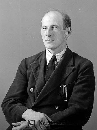 Hilding Fransson Kvarntorp Söderö
raja
Man klädd i skjorta slips och kavaj
Hilding Fransson född 1912 i Kättilstad, son till byggmästare Karl Gustaf Fransson och Elsa Charlotta Jakobsson Kvarntorp.
Hilding gifte sig med Gunhild Karlsson född 1917 och de bosatte sig i Vadstugan Fröåsa Kisa

Nyckelord: Fransson Söderö