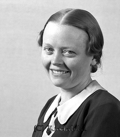 Lisa Johansson Kisa
raja
Kvinna klädd i mörk klänning med ljus krage    

Nyckelord: Johansson Kisa