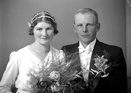 Sigvard Johansson Bosand Horn
raja
Brudpar

raja
Bruden är Agda Lovisa Larsson från Södra Rothult.
 Barn; Gunvor och Inga-Lill. 
Källa: Studiegruppen Horn


Nyckelord: Johansson Horn