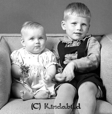 Inga och Ove Ceedigh Askeby
raja
Syskonpar

raja
Inga och Ove Ceedigh, barn till Arvid och Lilly Ceedigh. Arvid var polis i bl a Askeby under 1940-talet. Han var bror med Nils, Erik och Bror. 
Källa: Studiegruppen hembygdsgården 
Nyckelord: Ceedigh Askeby