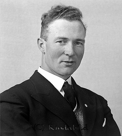 Ivar Andersson Hökhult Tidersrum
raja
Man klädd i skjorta slips och kavaj

raja
Ivar Andersson från Hökhult Tidersrum, son till Oskar Konrad Andersson och Maria Kristina Ottilia Glad från Tidersrum.
 Ivar var född 1910 i Norra Vi. Ivar var gift med Annie Augusta född 1911 i Tidersrum. Han arbetade som bilförsäljare i Vimmerby och dog 1993 i Vimmerby.
 Syskon till Ivar: Maria, Julia, Ellen, Ruth, Karin, Hugo och Svea.
 Ivar Andersson
 Källa: Studiegruppen hembygdsgården och Kyrkoarkiv Tidersrum. 
Nyckelord: Andersson Tidersrum