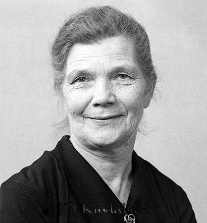 Fru Fransson Kisa
raja
Kvinna klädd i mörk klänning  

raja
Augusta Amalia Andersson född 1874 i Kisa gift 1898 med smeden Anton Herman Fransson född 1877 i Landeryd.
 De tillhörde Kisa Elimförsamling
 Barn: 
 Adela född 1908 i Kisa evangelist
 Anton Gustaf Adolf född 1910 i Kisa
 Karl Artur född 1912 i Kisa
 Anne- Marie född 1914 i Kisa bagerska
 Arne Ragnvald född 1916
 Anna-Britta född 1919
 Familjen bodde i Torsberg
 Källa: Kyrkoarkiv Kisa 1935-1944 
Källa: Studiegruppen hembygdsgården 
Nyckelord: Fransson Kisa