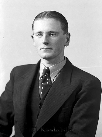 Karl Larsson Yxefall Kisa
raja
Man klädd i skjorta slips och kavaj

raja
Karl Larsson född 1918, son till Beda Larsson född 1896 i Tjärstad.
 Karl Larsson gifte sig med Gunborg Birgitta född 1927 i Folkärna.
 Barn: Marita och Kjell.
 Källa: Studiegruppen hembygdsgården och Folkräkning 1970 
Nyckelord: Larsson Kisa