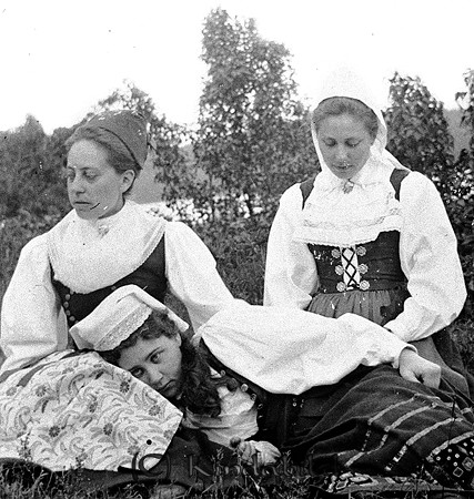 Hedenstierna
raja
Tre kvinnor klädda i folkdräkter

Nyckelord: Hedenstierna