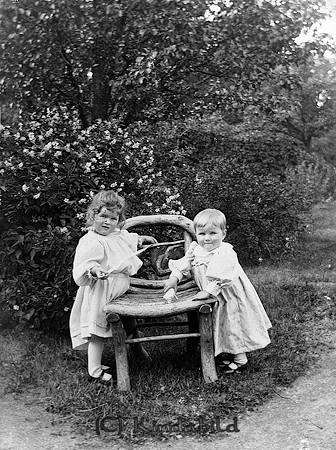 Hedenstierna
raja
Två flickor på var sin sida om en stol

Nyckelord: Hedenstierna