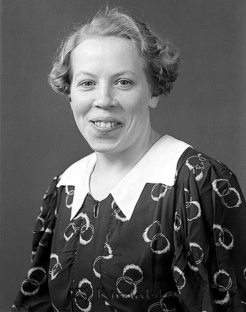 Rut Oskarsson Axhult Kisa
raja
Kvinna klädd i klänning med ljus krage   

raja
Rut Oskarsson född 1917 i Rummingebo Korpklev Kisa.
 Föräldrar Johan August Oskarsson och Maria Lovisa Karlsson.
 Hon gifte sig med Johan Kristoffersson född 1913 i Kisa.
 Barn; Solveig, Bruno, Roland, Sture, Sören och Inger.
 Källa: Studiegruppen hembygdsgården och Sv födelsebok. 

raja
Efter Solveig i syskonskaran kom Mona. Hon började skolan 1949 tillsammans med mig .Familjen var bosatt på Egna Hem. 
Källa: Birgitta Petersson
Nyckelord: Oskarsson Kisa
