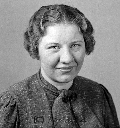 Alice Larsson Råstorp Kisa
raja
Kvinna klädd i klänning     

raja
Alice Margareta född 1914 i Kisa, dotter till hemmansägare Axel Henrik Larsson och hans hustru Anna Emilia född Hansson från Rumskulla. Alice bror hette Egon född 1917 i Kisa. De bodde i Råstorps Norrgård.
 Alice gifte sig 1940 med Gustaf Alvar Gustavsson född 1911 i Vårdsnäs. De fick en dotter Ingrid. 1944 flytta de Alice med familj till Skälfalla Tjärstad. Alice dög 1968 i Rimforsa.
 Källa: Studiegruppen hembygdsgården och Kyrkoarkiv Kisa. 
Nyckelord: Larsson Kisa
