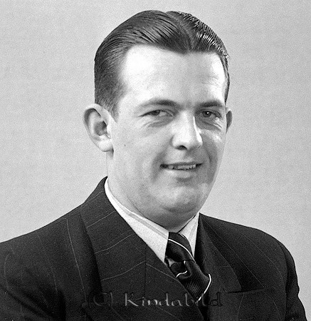 Lennart Hagman Kisa
raja
Man klädd i skjorta slips och kavaj

raja
Lennart Hagman arbetade som elektriker hos firma Ragnar Lind
 Lagledare i Kisa Bollklubb.
 Källa: Studiegruppen hembygdsgården 
Nyckelord: Hagman Kisa