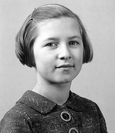 Inger Johansson Kölefors
raja
Flicka klädd i klänning

raja
Inger Johansson född 1926 i Kisa, dotter till Fridolf och Elsa Johansson född Bröthlin Kölefors.
 Inger arbetade på kontoret hos Franssons Möbler. Hon gifte sig med Sven Axelsson.
 Källa: Studiegruppen hembygdsgården
Nyckelord: Johansson Kölefors