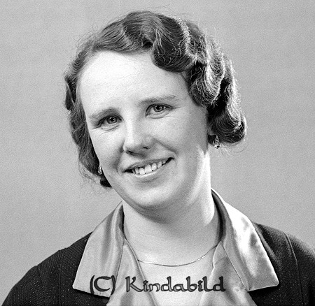 Ingrid Alm Kisa
raja
Kvinna klädd i klänning     

raja
Ingrid Alm var född 1911 i Linköping. Familjen bodde i Lid Kisa. Hade en syster Ulla. Ingrid gifte sig 1938 med Karl Gustav Torsten Tidlund född 1909 i Kisa. Ingrid dog i Linköping 1992
 Källa: Studiegruppen hembygdsgården och Sv dödbok 
Nyckelord: Alm Kisa