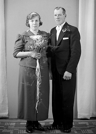 Bengt Bergendal Klockaregården Ulrika 
raja
Brudpar

raja
Bengt Bergendahl född 1902 i Godegård, gift 1938 med Ingrid Andersson född 1916 i Klockaregården Amundebo Ulrika.
 Barn Torsten född 1935 i Amundebo
 Lennart född 1938 i Amundebo
 Margareta född 1942 i Amundebo
 Källa: Familjer och Gårdar i Ulrika 
Källa: Gerd Pettersson
Nyckelord: Bergendal Ulrika