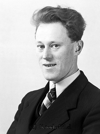 Sven Svensson Bollkind Kisa
raja
Man klädd i skjorta slips och kavaj

raja
Sven Svensson Bollkind, född 1908 i Tidersrum.
 Han var gift med Anna Lisa född 1909 i Malexander.
 Son Sven-Roland.(Arbetar på Grahns Bilar)
 Källa: Studiegruppen hembygdsgården 
Nyckelord: Svensson Kisa