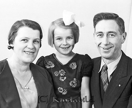 Familjen Ekström Rimforsa
raja
Far och mor med sin dotter

raja
Ekström var konsumföreståndare först i Kisa och sedan Rimforsa.
 Dottern hette Ulla. Hon gifte sig Bovin.
 Källa: Studiegruppen hembygdsgården 
Nyckelord: Ekström Rimforsa