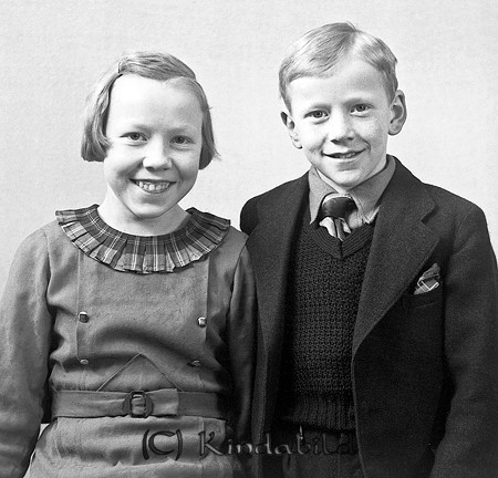 Karin o Axel Karlsson Kisa
raja
Syskonpar

raja
Karin och Axel Karlsson, barn till Oskar och Frida Karlsson Grönede.
 Karin var född 1926 och hon gifte sig med Gösta Wallin född 1921 i Ström Jämtland. De fick två flickor Ulla-Karin och Margareta.
 Källa: Studiegruppen hembygdsgården 
Nyckelord: Karlsson Kisa