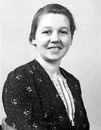 Gunhild Nilsson Ekeberg Verveln
raja
Kvinna klädd i klänning     

Nyckelord: Nilsson Verveln