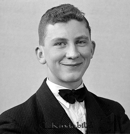 Gunnar Johansson Rothult Kisa
raja
Man klädd i skjorta slips och kavaj

raja
Gunnar Johansson född 1917. Kom från Gölstugan Rothult.
 Han gifte sig 1946 med Inga Pettersson från Rangkulla,
 De fick barnen Lars-Gunnar och Kerstin. Hustrun dog 1963.
 Familjen bodde i Fimon, arbetsbostad till Harg.
 Källa: Studiegruppen hembygdsgården
Nyckelord: Johansson Kisa