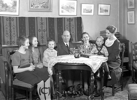 Familjen John Andersson Kisa
raja
Far o mor med sina barn

Nyckelord: Andersson Kisa